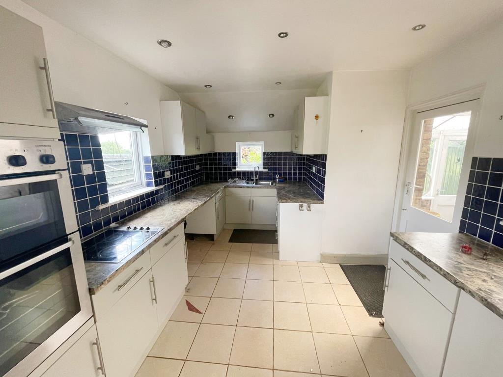 Lot: 70 - SEMI-DETACHED HOUSE FOR IMPROVEMENT - Kitchen